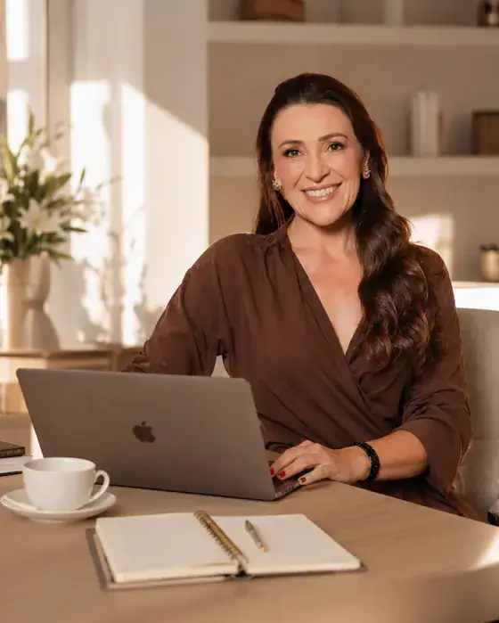 Glaucia Chignolli sorrindo em seu escritório, criadora do Método Atrair Mais Noivas